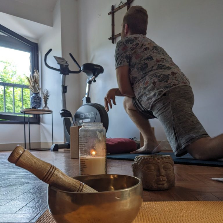 une fente basse explorée pour une travaille du psoas prise de conscience de son bien etre pour retrouver une mobilite un hatha yoga therapie sur Néant-sur-Yvel